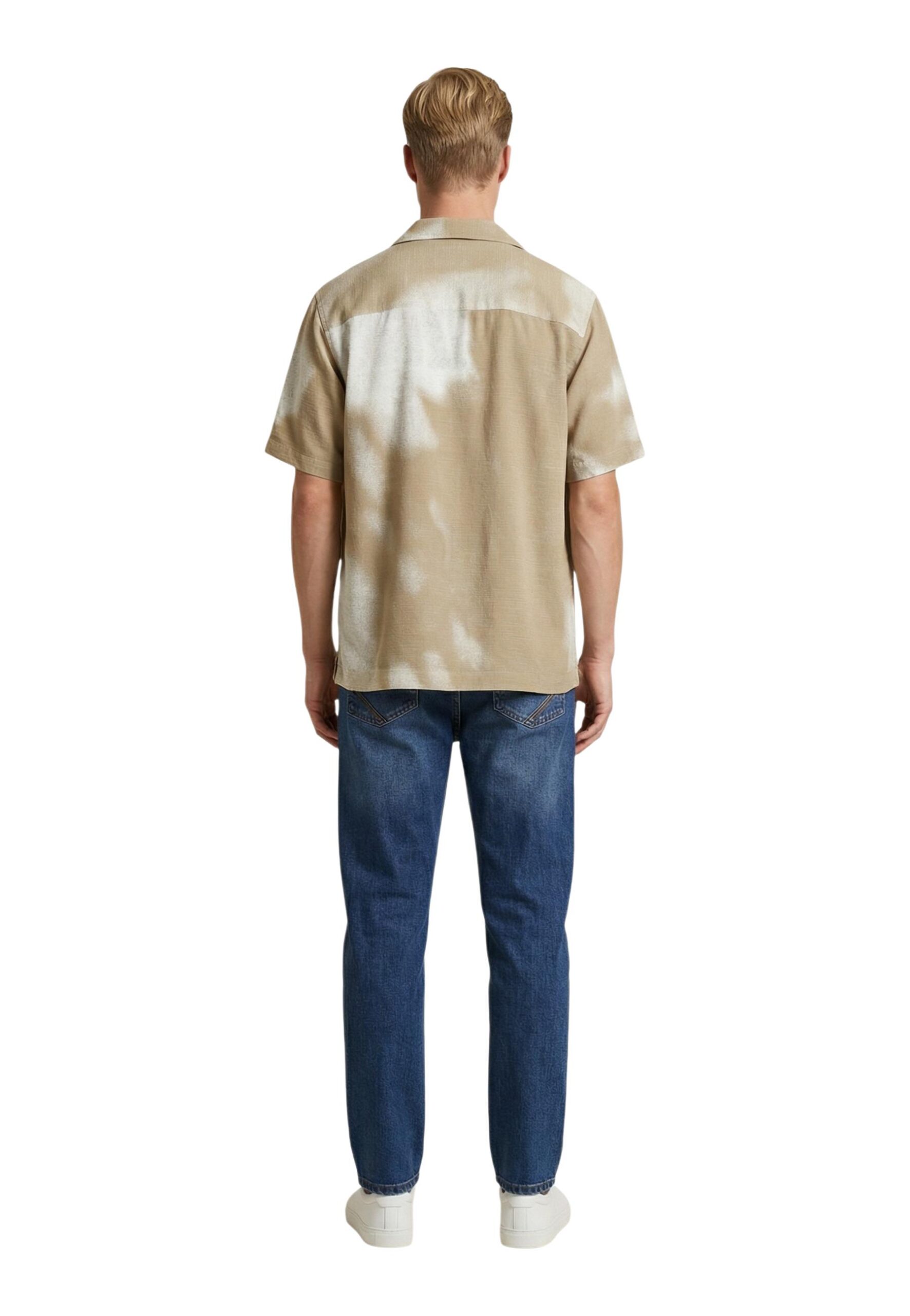 เสื้อเชิ้ตชายสีเบจสไตล์รีสอร์ทจาก Only & Sons | ผ้าผสมวิสโคสลินิน